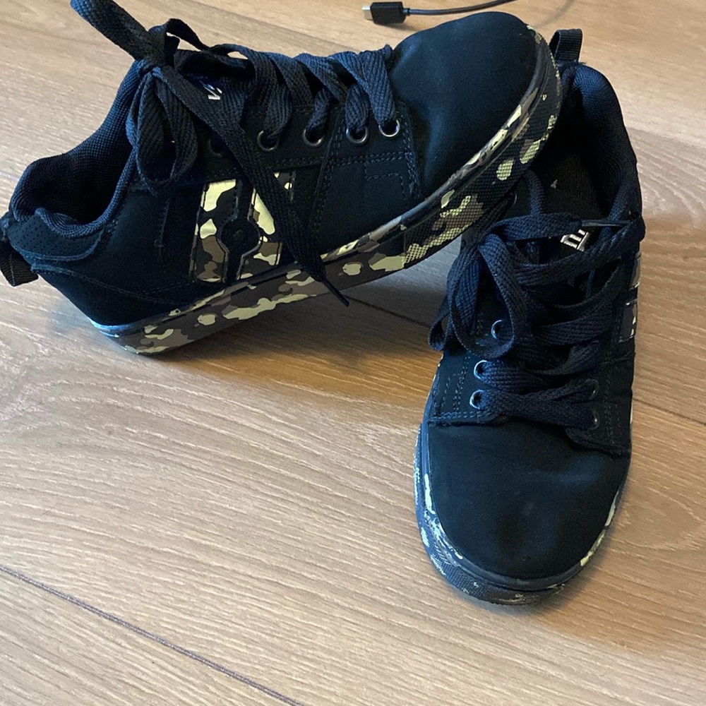 Boys Heelys size 4